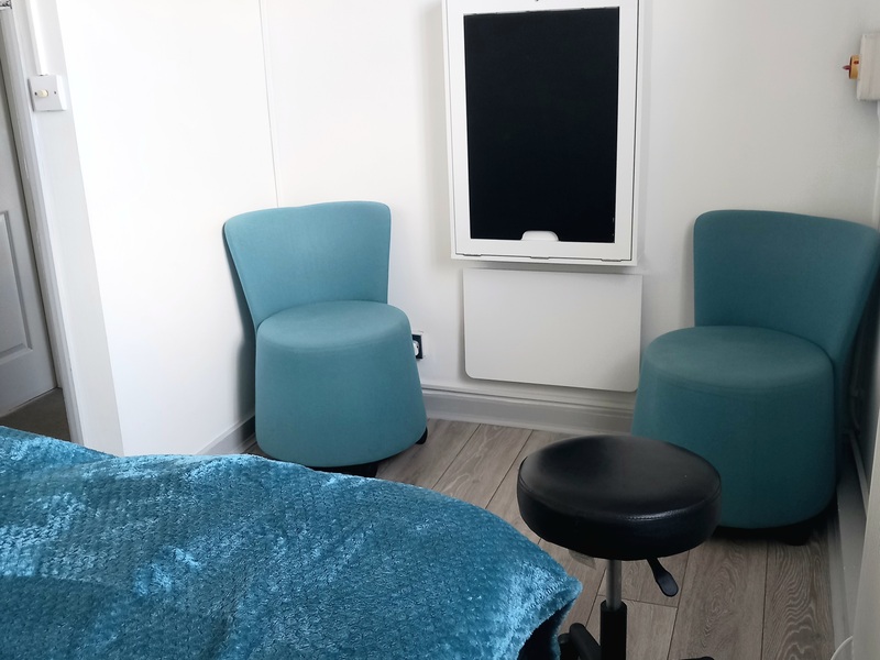 Treatment room within a therapy hub - Photo 4