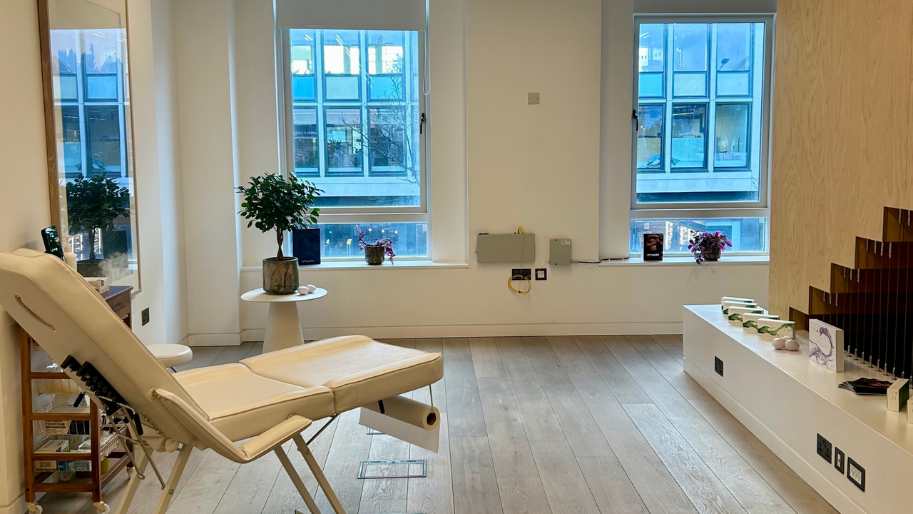  Bright & Modern Beauty Space for Rent 