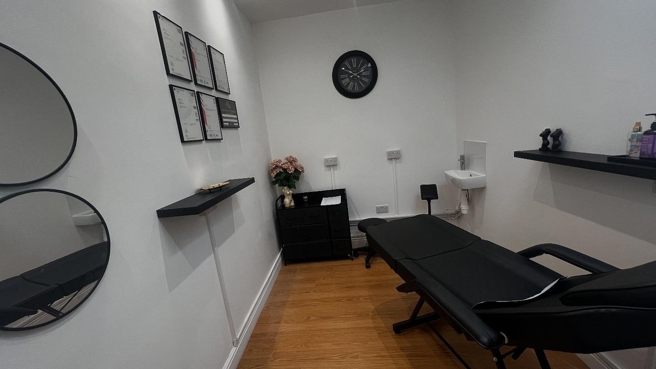 Beauty room to rent Monday - Thursday 